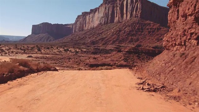 驾驶美国:汽车安装相机沿着崎岖的道路在犹他州纪念碑谷亚利桑那州视频素材