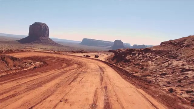 驾驶美国:沿着崎岖不平的道路纪念碑谷亚利桑那犹他州视频素材