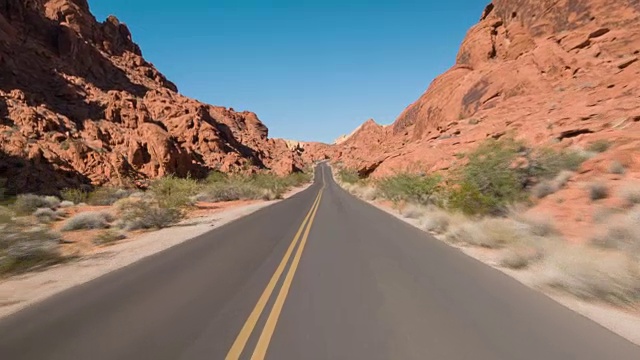 驾驶美国:在内华达州火谷穿过红色砂岩地层的孤独空旷高速公路视频素材