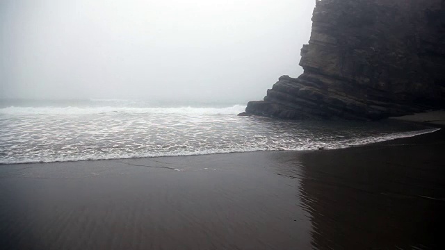 加州瓜拉拉海滩上的雾霾海浪视频素材