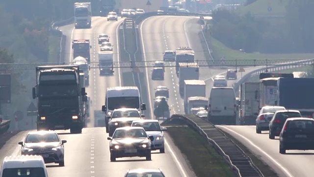 高速公路上的交通视频素材