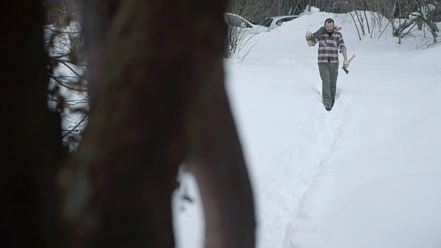 踏着雪走回家视频素材