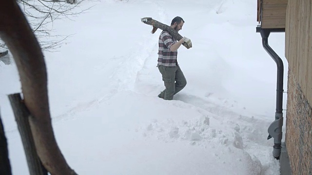 走在雪地里的小路上视频素材