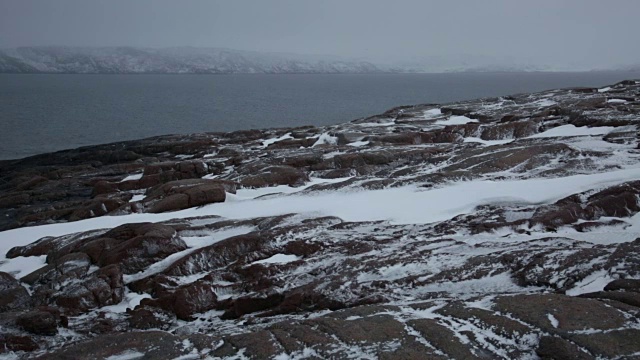 北冰洋岩石海岸的暴风雪视频下载