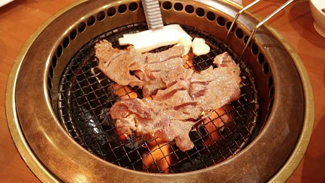 韩式烧烤炉，里面有木炭烧烧烧肉视频素材