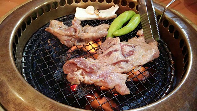 韩式烧烤炉，里面有木炭烧烧烧肉视频素材