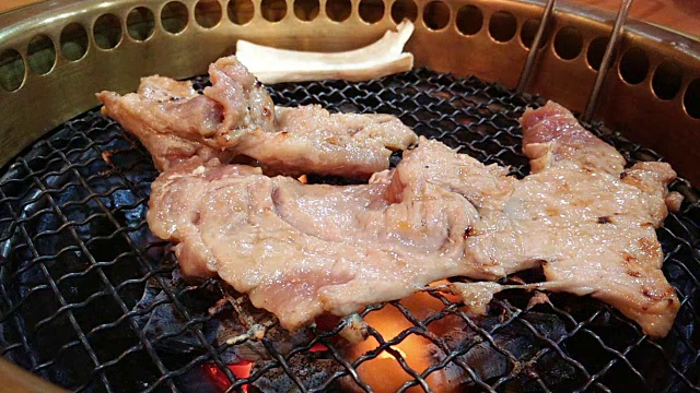 韩式烧烤炉，里面有木炭烧烧烧肉视频素材