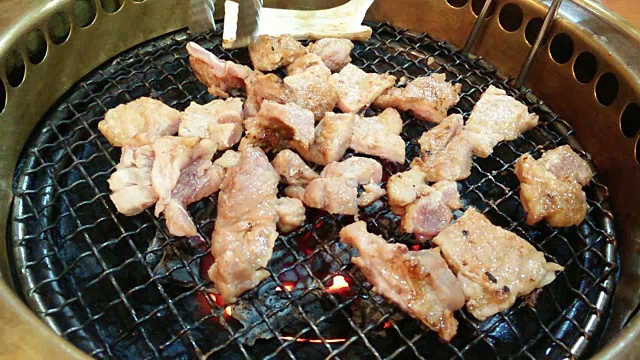 韩式烧烤炉，里面有木炭烧烧烧肉视频素材