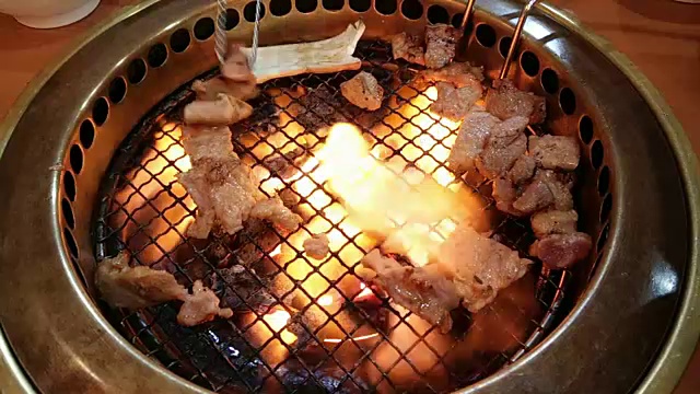 韩式烧烤炉，里面有木炭烧烧烧肉视频素材