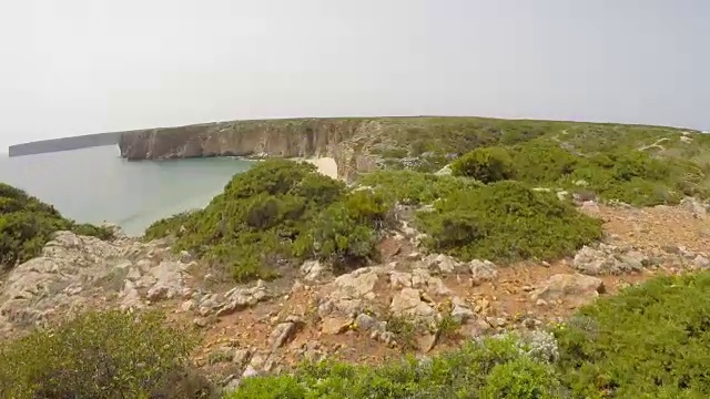 航拍镜头，美丽的海湾和沙滩普拉亚多贝利切靠近Cabo Sao Vicente，阿尔加维地区，葡萄牙视频下载