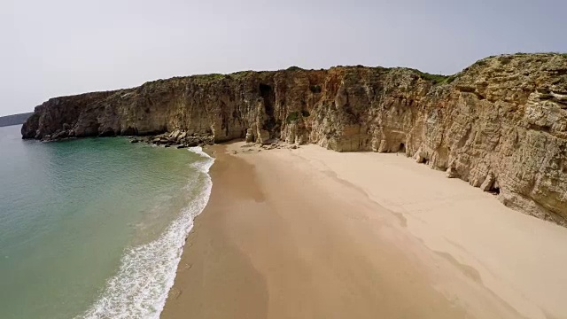 航拍镜头，美丽的海湾和沙滩普拉亚多贝利切靠近Cabo Sao Vicente，阿尔加维地区，葡萄牙视频素材