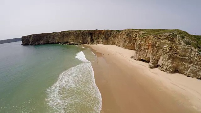 航拍镜头，美丽的海湾和沙滩普拉亚多贝利切靠近Cabo Sao Vicente，阿尔加维地区，葡萄牙视频素材