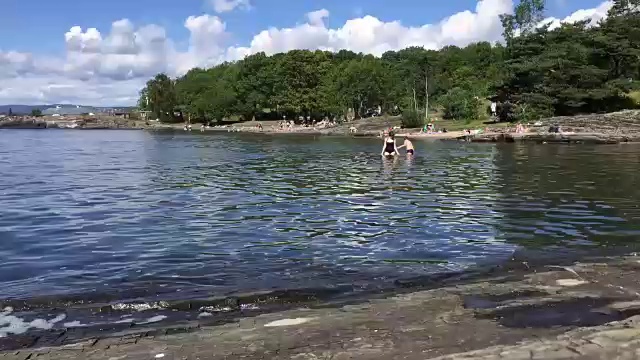 奥斯陆，人们在Hovedøya海滩的海里游泳视频素材