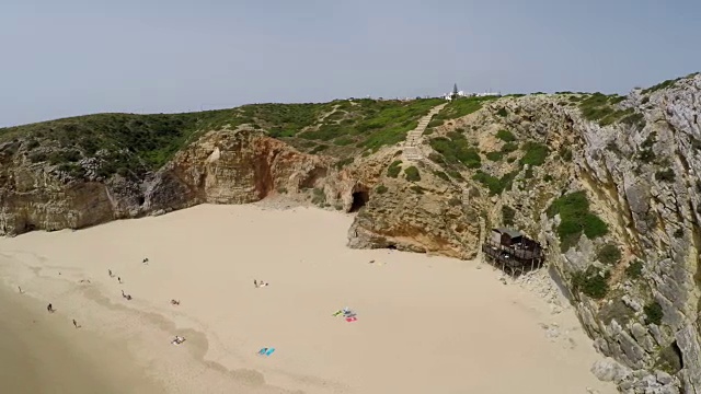 航拍镜头，美丽的海湾和沙滩普拉亚多贝利切靠近Cabo Sao Vicente，阿尔加维地区，葡萄牙视频素材