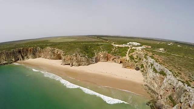 航拍镜头，美丽的海湾和沙滩普拉亚多贝利切靠近Cabo Sao Vicente，阿尔加维地区，葡萄牙视频素材