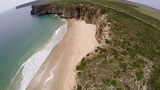 航拍镜头，美丽的海湾和沙滩普拉亚多贝利切靠近Cabo Sao Vicente，阿尔加维地区，葡萄牙视频素材