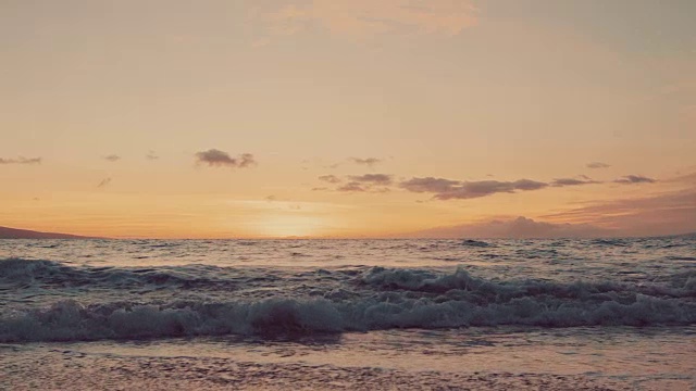 慢镜头海浪在夏威夷的沙滩上破碎视频素材