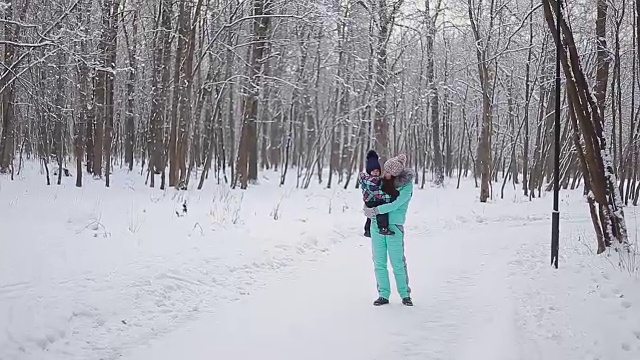 妈妈和她漂亮的女儿在冬天视频素材