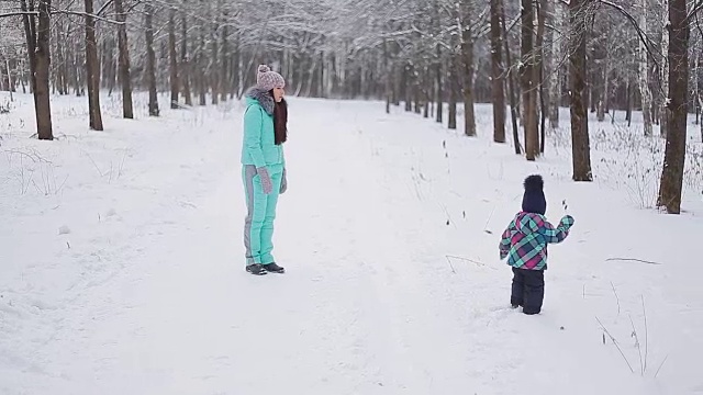 妈妈和她漂亮的女儿在冬天视频素材