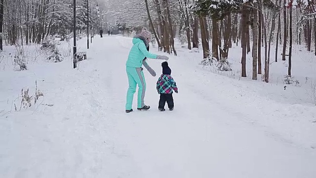 妈妈和她漂亮的女儿在冬天视频素材