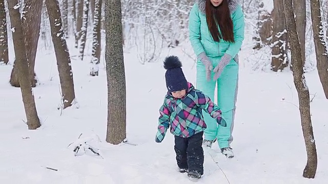 妈妈和她漂亮的女儿在冬天视频素材