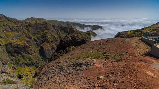 从马德拉岛的Pico do ariiro山坡上俯瞰云层视频素材