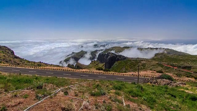 从马德拉岛的Pico do ariiro山坡上俯瞰云层视频素材