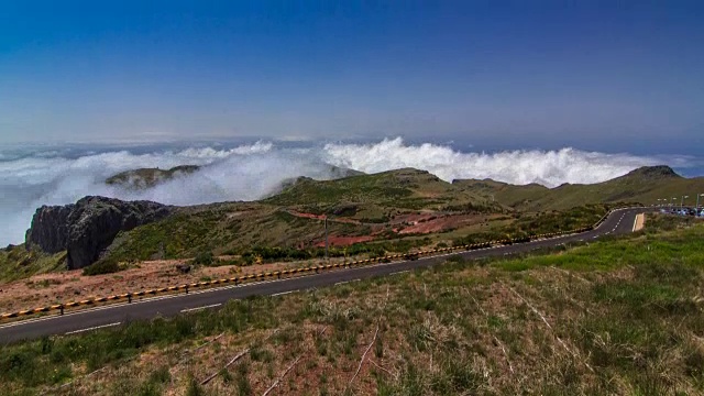 从马德拉岛的Pico do ariiro山坡上俯瞰云层视频素材