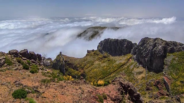 从马德拉岛的Pico do ariiro山坡上俯瞰云层视频素材