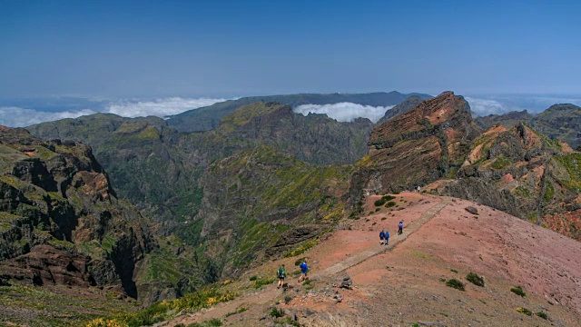 从马德拉岛的Pico do ariiro山坡上俯瞰云层视频素材