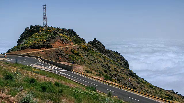 从马德拉岛的Pico do ariiro山坡上俯瞰云层视频素材