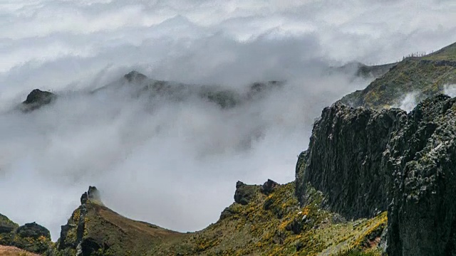 从马德拉岛的Pico do ariiro山坡上俯瞰云层视频素材