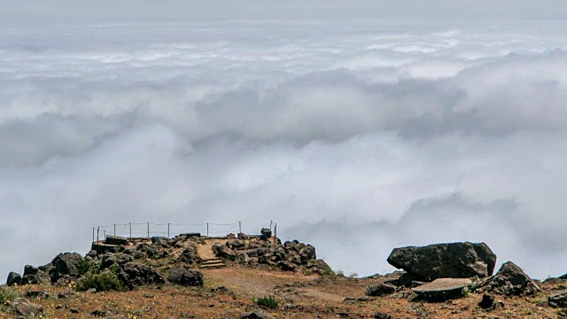 从马德拉岛的Pico do ariiro山坡上俯瞰云层视频素材