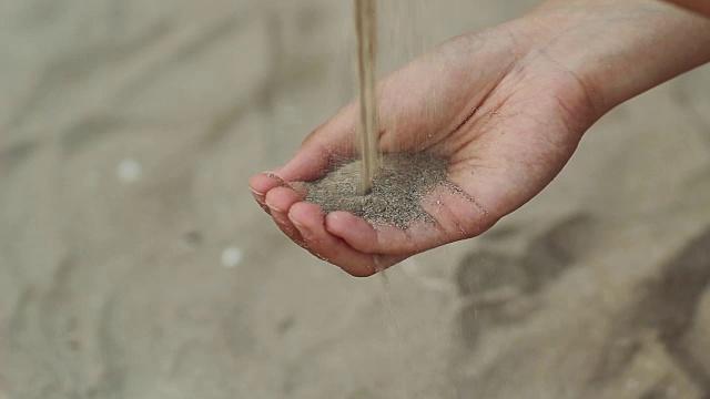 沙子落在手掌上视频素材