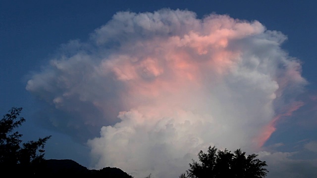 美丽的云和天空的雷声视频下载