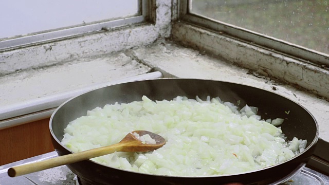 用平底锅煎洋葱视频素材