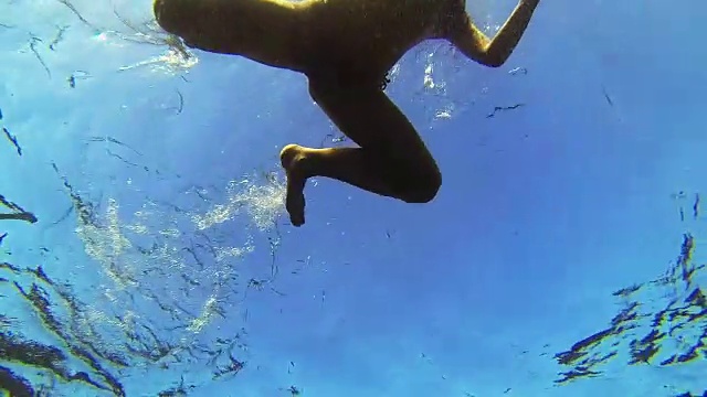 在海里游泳的好女孩视频素材