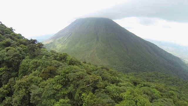 阿雷纳尔火山-鸟瞰图视频下载