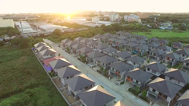 鸟瞰图，穿越自然绿色空间，住宅项目视频素材