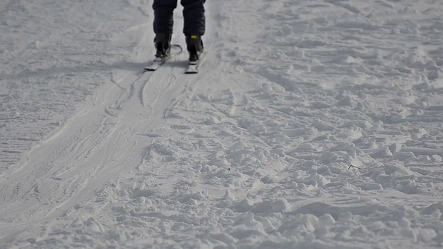 滑雪缆车在滑雪板上拉动滑雪者视频素材