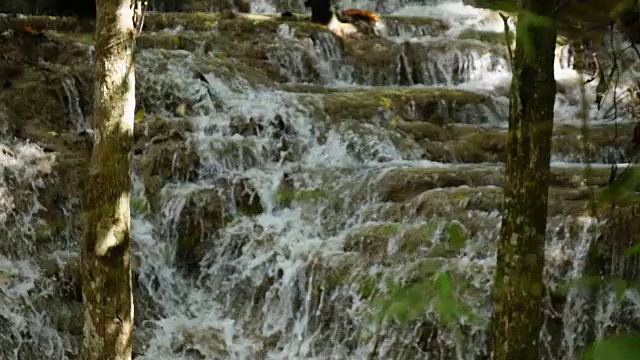 高山瀑布的慢镜头视频素材