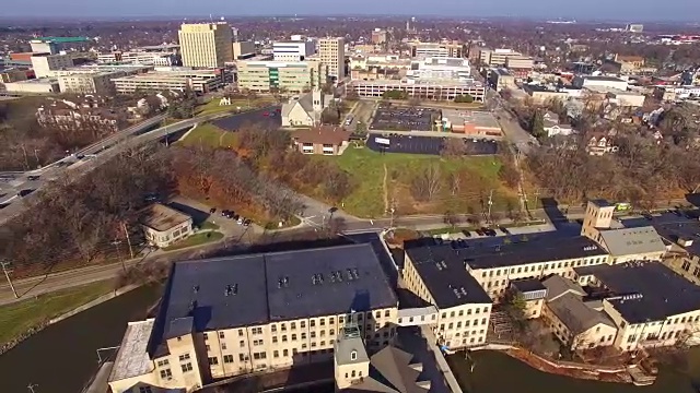 风景优美的阿普尔顿，威斯康辛州，市中心建筑空中天桥视频素材