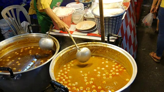 泰国米粉配咖喱视频素材