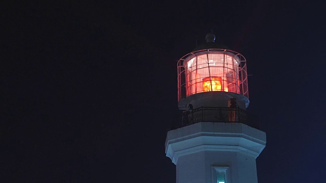 夜间有红灯的灯塔，中景。静态慢镜头60帧/秒。视频素材