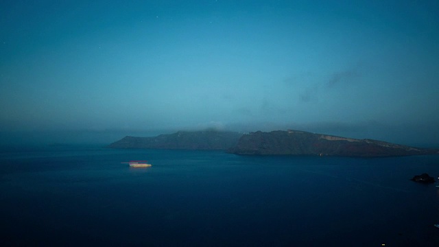 希腊圣托里尼火山口的时间从夜晚到黎明显示星星和船只视频素材