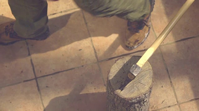 把斧头锤进木头里视频素材