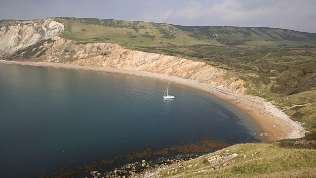 英国卢沃斯湾多塞特海岸东部的Worbarrow湾，有游艇视频素材