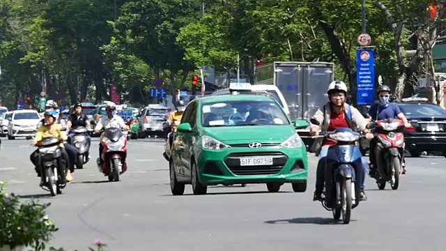 胡志明/西贡，越南- 2015:街道繁忙的亚洲城市生活慢镜头视频素材