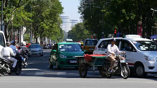 胡志明/西贡，越南- 2015:街道繁忙的亚洲城市生活慢镜头视频素材