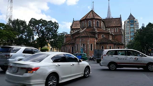 胡志明/西贡，越南- 2015年:街道繁忙的亚洲城市生活圣母院视频素材